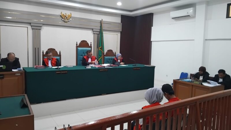 Saat kedua terdakwa dihadirkan disidang PN Palembang, Selasa (6/10/2026)