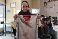 Foto orang tua korban yang Membawa Baju Bekas Luka yang dipakai MMR saat mengalami penganiayaan 