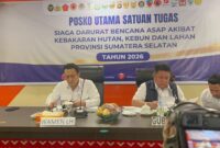 Caption: Wakil Menteri Lingkungan Hidup Diaz Faisal Malik Hendropriyono bersama Gubernur Sumatera Selatan Herman Deru saat rapat di Kantor BPBD Sumsel