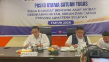 Caption: Wakil Menteri Lingkungan Hidup Diaz Faisal Malik Hendropriyono bersama Gubernur Sumatera Selatan Herman Deru saat rapat di Kantor BPBD Sumsel