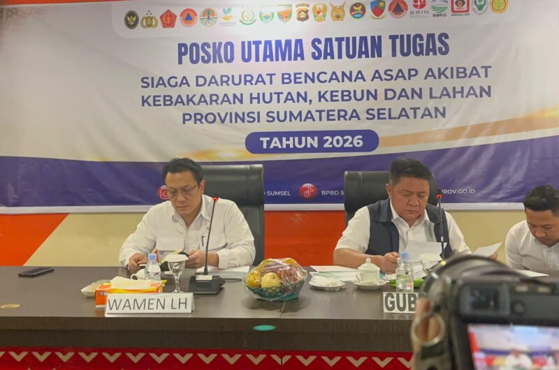 Caption: Wakil Menteri Lingkungan Hidup Diaz Faisal Malik Hendropriyono bersama Gubernur Sumatera Selatan Herman Deru saat rapat di Kantor BPBD Sumsel