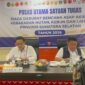 Caption: Wakil Menteri Lingkungan Hidup Diaz Faisal Malik Hendropriyono bersama Gubernur Sumatera Selatan Herman Deru saat rapat di Kantor BPBD Sumsel
