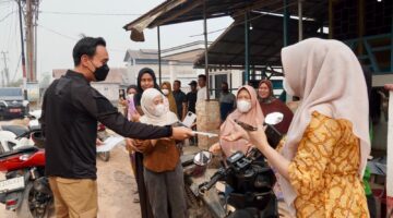 Foto, Bupati OKI Munchendi, saat meninjau lokasi karhutla di Desa Pulau Beruang, Kecamatan Tulung Selapan,