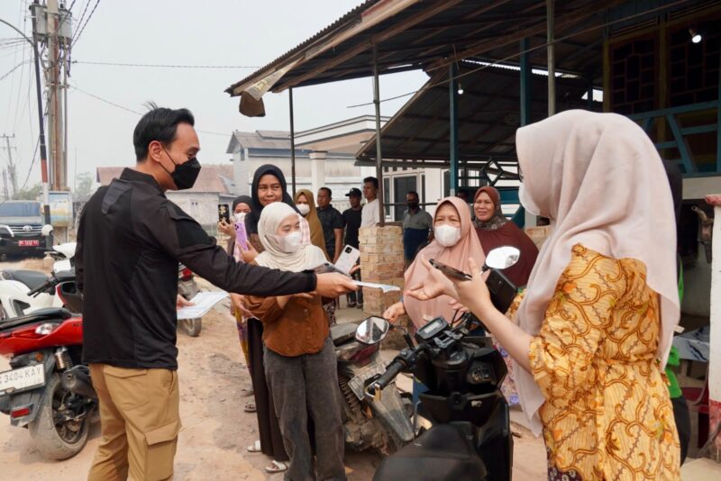 Foto, Bupati OKI Munchendi, saat meninjau lokasi karhutla di Desa Pulau Beruang, Kecamatan Tulung Selapan,