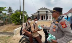 Wujud Kepedulian Sosial, Polsek Buay Madang Timur Bagikan Paket Makanan ke Warga Sumber Asri