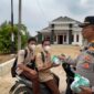 Kapolsek Buay Madang Timur Iptu Swisspo, menyerahkan paket makanan kepada sejumlah pelajar sekolah yang melintas di Desa Sumber Asri, Kecamatan Buay Madang Timur, Kabupaten OKU Timur.
