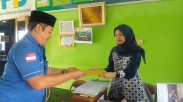 fhoto : penyerahan sk kepengurusan ltnnu oleb ketua ltnnu pagar alam ke stakeholdee