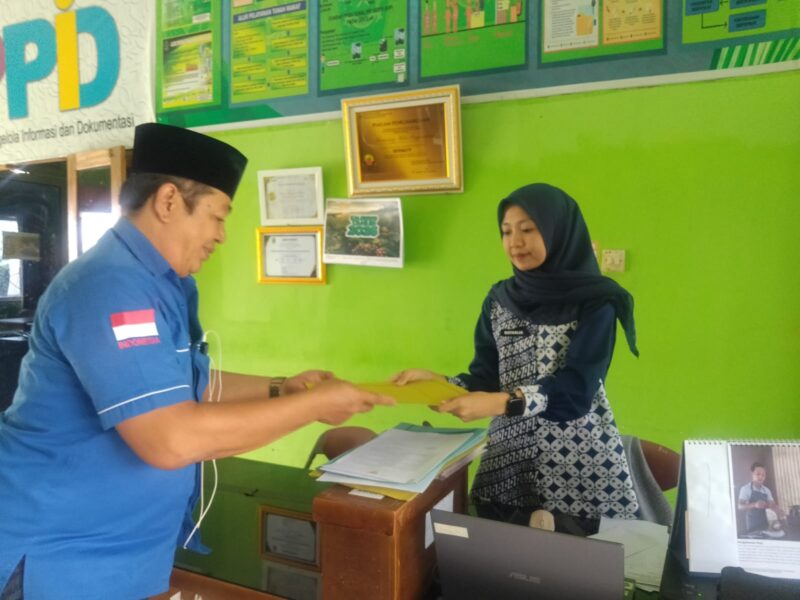 fhoto : penyerahan sk kepengurusan ltnnu oleb ketua ltnnu pagar alam ke stakeholdee