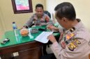 Kasiwas Polres OKU Timur Iptu Rozi, bersama Kanit Samapta Polsek Buay Madang Timur Ipda Alim Susilo, memeriksa berkas administrasi pertanggungjawaban keuangan (Perwabku) saat pelaksanaan Supervisi Tahap II Aspek Perencanaan dan Pengendalian Tahun 2026 di Markas Polsek Buay Madang Timur, Kabupaten OKU Timur.