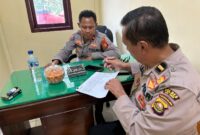Kasiwas Polres OKU Timur Iptu Rozi, bersama Kanit Samapta Polsek Buay Madang Timur Ipda Alim Susilo, memeriksa berkas administrasi pertanggungjawaban keuangan (Perwabku) saat pelaksanaan Supervisi Tahap II Aspek Perencanaan dan Pengendalian Tahun 2026 di Markas Polsek Buay Madang Timur, Kabupaten OKU Timur.