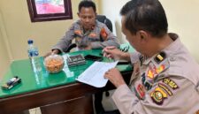 Kasiwas Polres OKU Timur Iptu Rozi, bersama Kanit Samapta Polsek Buay Madang Timur Ipda Alim Susilo, memeriksa berkas administrasi pertanggungjawaban keuangan (Perwabku) saat pelaksanaan Supervisi Tahap II Aspek Perencanaan dan Pengendalian Tahun 2026 di Markas Polsek Buay Madang Timur, Kabupaten OKU Timur.