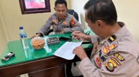 Kasiwas Polres OKU Timur Iptu Rozi, bersama Kanit Samapta Polsek Buay Madang Timur Ipda Alim Susilo, memeriksa berkas administrasi pertanggungjawaban keuangan (Perwabku) saat pelaksanaan Supervisi Tahap II Aspek Perencanaan dan Pengendalian Tahun 2026 di Markas Polsek Buay Madang Timur, Kabupaten OKU Timur.