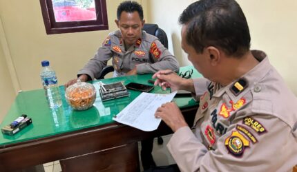 Kasiwas Polres OKU Timur Iptu Rozi, bersama Kanit Samapta Polsek Buay Madang Timur Ipda Alim Susilo, memeriksa berkas administrasi pertanggungjawaban keuangan (Perwabku) saat pelaksanaan Supervisi Tahap II Aspek Perencanaan dan Pengendalian Tahun 2026 di Markas Polsek Buay Madang Timur, Kabupaten OKU Timur.