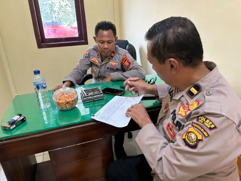 Kasiwas Polres OKU Timur Iptu Rozi, bersama Kanit Samapta Polsek Buay Madang Timur Ipda Alim Susilo, memeriksa berkas administrasi pertanggungjawaban keuangan (Perwabku) saat pelaksanaan Supervisi Tahap II Aspek Perencanaan dan Pengendalian Tahun 2026 di Markas Polsek Buay Madang Timur, Kabupaten OKU Timur.