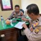 Kasiwas Polres OKU Timur Iptu Rozi, bersama Kanit Samapta Polsek Buay Madang Timur Ipda Alim Susilo, memeriksa berkas administrasi pertanggungjawaban keuangan (Perwabku) saat pelaksanaan Supervisi Tahap II Aspek Perencanaan dan Pengendalian Tahun 2026 di Markas Polsek Buay Madang Timur, Kabupaten OKU Timur.