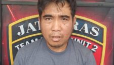 Pelaku saat diamankan.