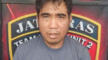 Pelaku saat diamankan.
