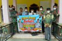 Kapolsek Buay Madang Timur Iptu Swisspo, bersama personel TNI-Polri, perangkat desa, dan tokoh masyarakat membentangkan spanduk imbauan saat kegiatan Safari Jumat di Masjid Nurul Huda, Desa Teko Rejo, Kabupaten OKU Timur.
