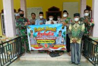 Kapolsek Buay Madang Timur Iptu Swisspo, bersama personel TNI-Polri, perangkat desa, dan tokoh masyarakat membentangkan spanduk imbauan saat kegiatan Safari Jumat di Masjid Nurul Huda, Desa Teko Rejo, Kabupaten OKU Timur.