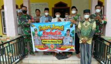 Kapolsek Buay Madang Timur Iptu Swisspo, bersama personel TNI-Polri, perangkat desa, dan tokoh masyarakat membentangkan spanduk imbauan saat kegiatan Safari Jumat di Masjid Nurul Huda, Desa Teko Rejo, Kabupaten OKU Timur.
