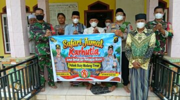 Kapolsek Buay Madang Timur Iptu Swisspo, bersama personel TNI-Polri, perangkat desa, dan tokoh masyarakat membentangkan spanduk imbauan saat kegiatan Safari Jumat di Masjid Nurul Huda, Desa Teko Rejo, Kabupaten OKU Timur.
