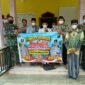 Kapolsek Buay Madang Timur Iptu Swisspo, bersama personel TNI-Polri, perangkat desa, dan tokoh masyarakat membentangkan spanduk imbauan saat kegiatan Safari Jumat di Masjid Nurul Huda, Desa Teko Rejo, Kabupaten OKU Timur.