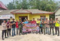 Kapolsek Buay Madang Timur Iptu Swisspo, bersama jajaran personel Polsek, Babinsa Koramil, pihak Kecamatan BMT, dan Kepala Desa Pengandonan Rohmah membentangkan spanduk imbauan saat menggelar patroli mitigasi Karhutla di Desa Pengandonan, Kabupaten OKU Timur.