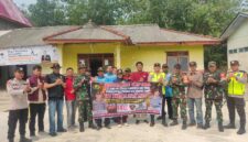 Kapolsek Buay Madang Timur Iptu Swisspo, bersama jajaran personel Polsek, Babinsa Koramil, pihak Kecamatan BMT, dan Kepala Desa Pengandonan Rohmah membentangkan spanduk imbauan saat menggelar patroli mitigasi Karhutla di Desa Pengandonan, Kabupaten OKU Timur.