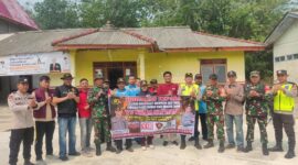 Kapolsek Buay Madang Timur Iptu Swisspo, bersama jajaran personel Polsek, Babinsa Koramil, pihak Kecamatan BMT, dan Kepala Desa Pengandonan Rohmah membentangkan spanduk imbauan saat menggelar patroli mitigasi Karhutla di Desa Pengandonan, Kabupaten OKU Timur.