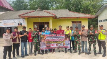 Kapolsek Buay Madang Timur Iptu Swisspo, bersama jajaran personel Polsek, Babinsa Koramil, pihak Kecamatan BMT, dan Kepala Desa Pengandonan Rohmah membentangkan spanduk imbauan saat menggelar patroli mitigasi Karhutla di Desa Pengandonan, Kabupaten OKU Timur.