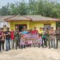 Kapolsek Buay Madang Timur Iptu Swisspo, bersama jajaran personel Polsek, Babinsa Koramil, pihak Kecamatan BMT, dan Kepala Desa Pengandonan Rohmah membentangkan spanduk imbauan saat menggelar patroli mitigasi Karhutla di Desa Pengandonan, Kabupaten OKU Timur.