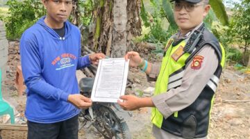 Personel Polsek Buay Madang Timur Polres OKU Timur memberikan lembaran Maklumat Kapolda Sumsel tentang larangan membakar hutan dan lahan kepada seorang warga di Kecamatan Buay Madang Timur, Kabupaten OKU Timur, Sumatera Selatan.