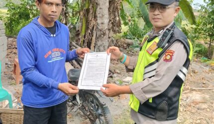Personel Polsek Buay Madang Timur Polres OKU Timur memberikan lembaran Maklumat Kapolda Sumsel tentang larangan membakar hutan dan lahan kepada seorang warga di Kecamatan Buay Madang Timur, Kabupaten OKU Timur, Sumatera Selatan.