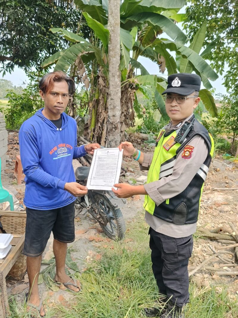 Personel Polsek Buay Madang Timur Polres OKU Timur memberikan lembaran Maklumat Kapolda Sumsel tentang larangan membakar hutan dan lahan kepada seorang warga di Kecamatan Buay Madang Timur, Kabupaten OKU Timur, Sumatera Selatan.