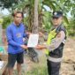 Personel Polsek Buay Madang Timur Polres OKU Timur memberikan lembaran Maklumat Kapolda Sumsel tentang larangan membakar hutan dan lahan kepada seorang warga di Kecamatan Buay Madang Timur, Kabupaten OKU Timur, Sumatera Selatan.