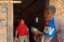 Personel Polsek Buay Madang Timur, Bripka Didi Handoko, menyerahkan paket makanan bantuan kepada seorang ibu rumah tangga di Desa Kedung Rejo, Kecamatan Buay Madang Timur, Kabupaten OKU Timur, Sumatera Selatan.