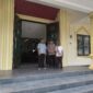 Personel Polsek Buay Madang Timur bersama pengurus gereja melakukan penjagaan di depan pintu masuk Gereja Trinitas Bangun Sari BK 3, Kecamatan Buay Madang Timur, Kabupaten OKU Timur.