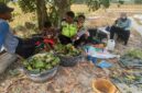 Polsek Buay Madang Timur, Aipda Sahrul Munir dan Aipda Wisnu Saputra, duduk lesehan bersama para petani saat menggelar kegiatan silaturahmi dan sambang kamtibmas di Desa Tanjung Mulya, Kecamatan Buay Madang Timur, Kabupaten OKU Timur.
