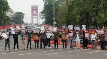 EcoVoice Palembang menggelar aksi kampanye di Bundaran Air Mancur, Palembang, Minggu (11/10/2026),