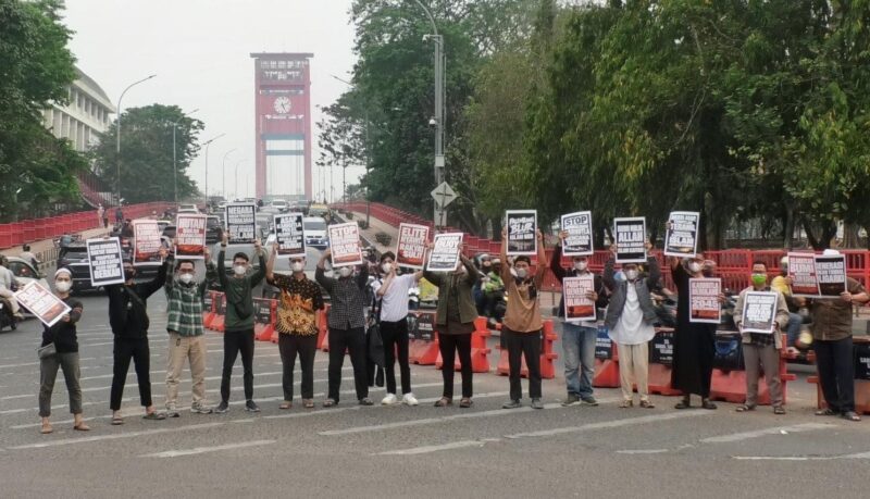 EcoVoice Palembang menggelar aksi kampanye di Bundaran Air Mancur, Palembang, Minggu (11/10/2026),