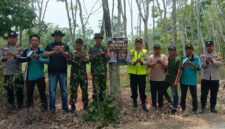 Kapolsek Buay Madang Timur Iptu Swisspo, bersama personel TNI, staf kecamatan, dan perangkat desa berfoto bersama usai memasang spanduk imbauan larangan membakar hutan dan lahan di Desa Teko Rejo, Kecamatan Buay Madang Timur, Kabupaten OKU Timur.