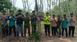 Kapolsek Buay Madang Timur Iptu Swisspo, bersama personel TNI, staf kecamatan, dan perangkat desa berfoto bersama usai memasang spanduk imbauan larangan membakar hutan dan lahan di Desa Teko Rejo, Kecamatan Buay Madang Timur, Kabupaten OKU Timur.