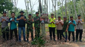 Kapolsek Buay Madang Timur Iptu Swisspo, bersama personel TNI, staf kecamatan, dan perangkat desa berfoto bersama usai memasang spanduk imbauan larangan membakar hutan dan lahan di Desa Teko Rejo, Kecamatan Buay Madang Timur, Kabupaten OKU Timur.
