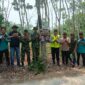 Kapolsek Buay Madang Timur Iptu Swisspo, bersama personel TNI, staf kecamatan, dan perangkat desa berfoto bersama usai memasang spanduk imbauan larangan membakar hutan dan lahan di Desa Teko Rejo, Kecamatan Buay Madang Timur, Kabupaten OKU Timur.