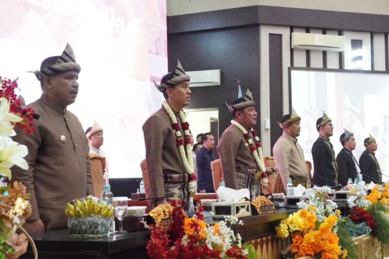 Foto saat gubernur Sumsel H. Hermanderu menghadiri acara Perayaan HUT OKI ke-81 di rapat paripurna DPRD OKI