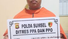 Pelaku saat diamankan.