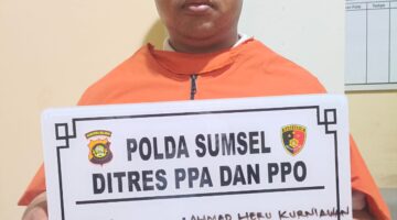 Pelaku saat diamankan.