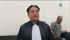 Saat tim kuasa kedua terdakwa Surya Negara SH MH saat ditemui di PN Tipikor Palembang, Selasa (13/10/2026)