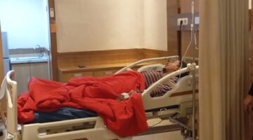 Mulyadi korban penganiayaan saat peliputan dirawat di RS Bhayangkara.