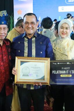 Pimpin Transformasi Digital Terintegrasi, Edward Candra Raih Penghargaan Sekda Terbaik Kategori Orchestration Leadership pada ADLG Awards 2026